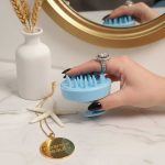 سرشور سیلیکونی آبی روشن معرکه بیوتی باطراحی آرگونومیک برای لایه برداری وماساژ کف سر