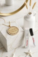 ژل لیفت ابرو مورلی (Morley) با ماندگاری بالا در فروشگاه Maareke Beauty، عکاسی تبلیغاتی محصول روی سنگ مرمر لوکس