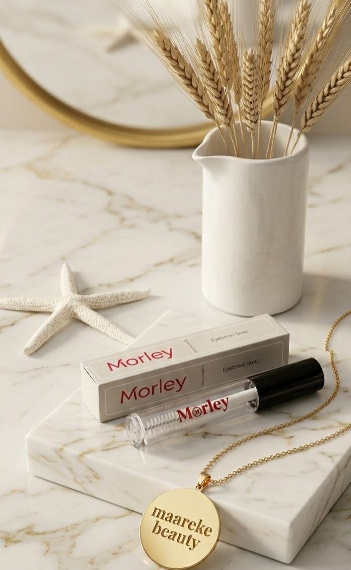 ژل لیفت ابرو مورلی (Morley) با ماندگاری بالا در فروشگاه Maareke Beauty، عکاسی تبلیغاتی محصول روی سنگ مرمر لوکس