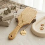 خرید برس چوبی باعث افزایش گردش خون و تقویت ریشه موها میشود