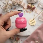 خرید بالم لب فانتزی با ​بافت بسیار سبک بدون احساس چربی یا سنگینی روی لب‌ها.