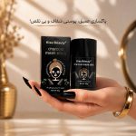 ماسک استیکی ذغالی Kiss Beauty در دست خانم