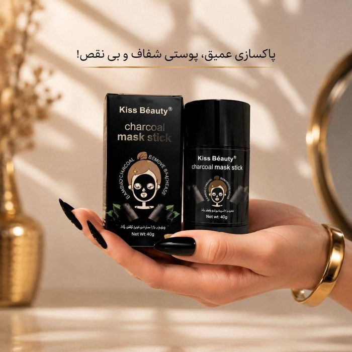 ماسک استیکی ذغالی Kiss Beauty در دست خانم