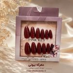 نمای نزدیک ناخن مصنوعی زرشکی پینک کی عکس روی دست: ناخن مصنوعی زرشکی پینک کی روی دست