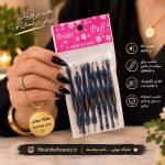 تصویری از گوشت گیر ناخن در بسته‌بندی اصلی کره‌ای، با تأکید بر ویژگی‌های محصول (کیفیت بالا، مناسب مانیکور و کوتیکول، طراحی ارگونومیک، مناسب خانه و سالن) که در کنار گردنبند و بطری محصول (احتمالاً روغن کوتیکول) قرار گرفته است.