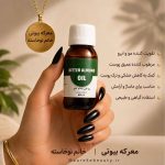ویژگی های تخصصی در کنار بطری شیشه‌ای ۶۰ سی‌سی روغن بادام تلخ معرکه بیوتی در دست با ناخن‌های مشکی و متن‌های معرفی خواص محصول