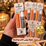 چیدمان جذابی از جعبه‌ها و بطری‌های متعدد ژل ابرو گابرینی در دست با لاک مشکی. ​نام فایل تک‌تک تصاویر