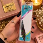 خرید موچین ابرو استیل طرح پر جیول اصل در دست با پس‌زمینه لوازم آرایشی معرکه بیوتی