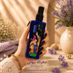 تصویر محصول وخرید عطر مو و بادی اسپلش کالیستا بنفش مدل کیتا در دست با ناخن‌های مشکی در پس‌زمینه گل‌های بنفش و نور آفتاب
