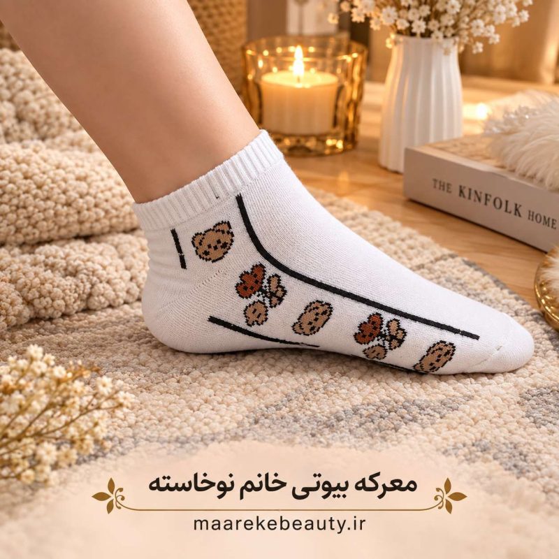 جوراب دخترانه فانتزی تدی طرح ببر] که پوشیده شده و طرح جذاب آن را به نمایش می‌گذارد.