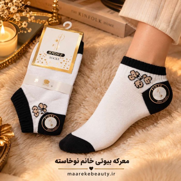 خرید جوراب زنانه فیوره طرح دار اصل در دست مدل در سایت معرکه بیوتی