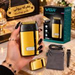 خریذ ماشین اصلاح وی جی آر در کنار دستگاه طلایی، کابل شارژ، کیسه پارچه‌ای و برس تمیزکننده در دست خانم