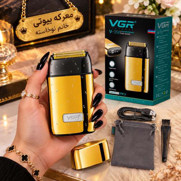 خریذ ماشین اصلاح وی جی آر در کنار دستگاه طلایی، کابل شارژ، کیسه پارچه‌ای و برس تمیزکننده در دست خانم