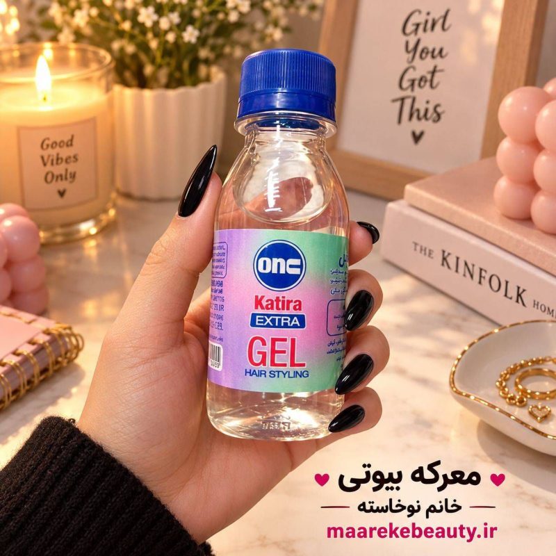 بطری وخرید ژل مو کتیرا اکسترا ان سی در دست با پس‌زمینه لوازم آرایشی و شمع در فروشگاه معرکه بیوتی