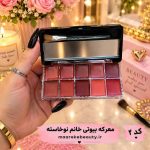 نمایش باز شده پالت رژ لب ۱۰ رنگ آرت اسکین مدل پیور مات همراه با براش و آینه در دست