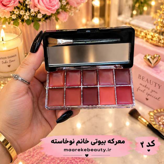 نمایش باز شده پالت رژ لب ۱۰ رنگ آرت اسکین مدل پیور مات همراه با براش و آینه در دست